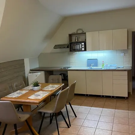 شقة Kuenszler Apartmanhaz *
