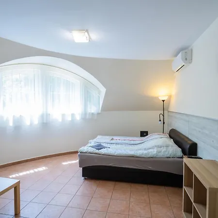 Kuenszler Apartmanhaz *