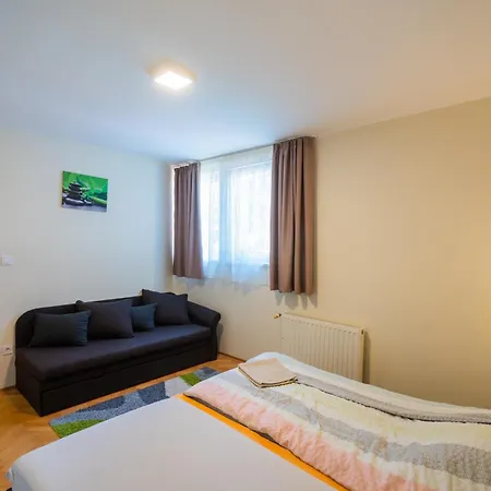 Kuenszler Apartmanhaz شقة *