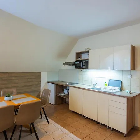شقة Kuenszler Apartmanhaz زاماردي