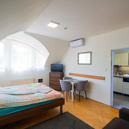Kuenszler Apartmanhaz Zamardi