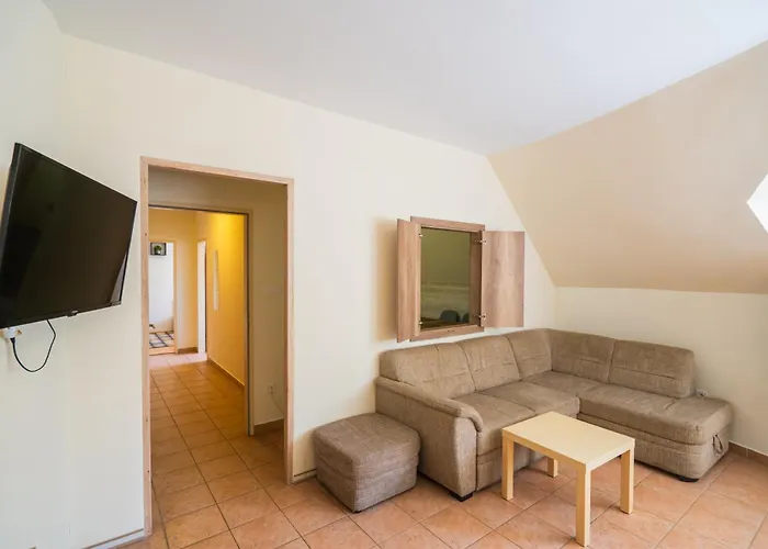 Kuenszler Apartmanhaz * 자르마디